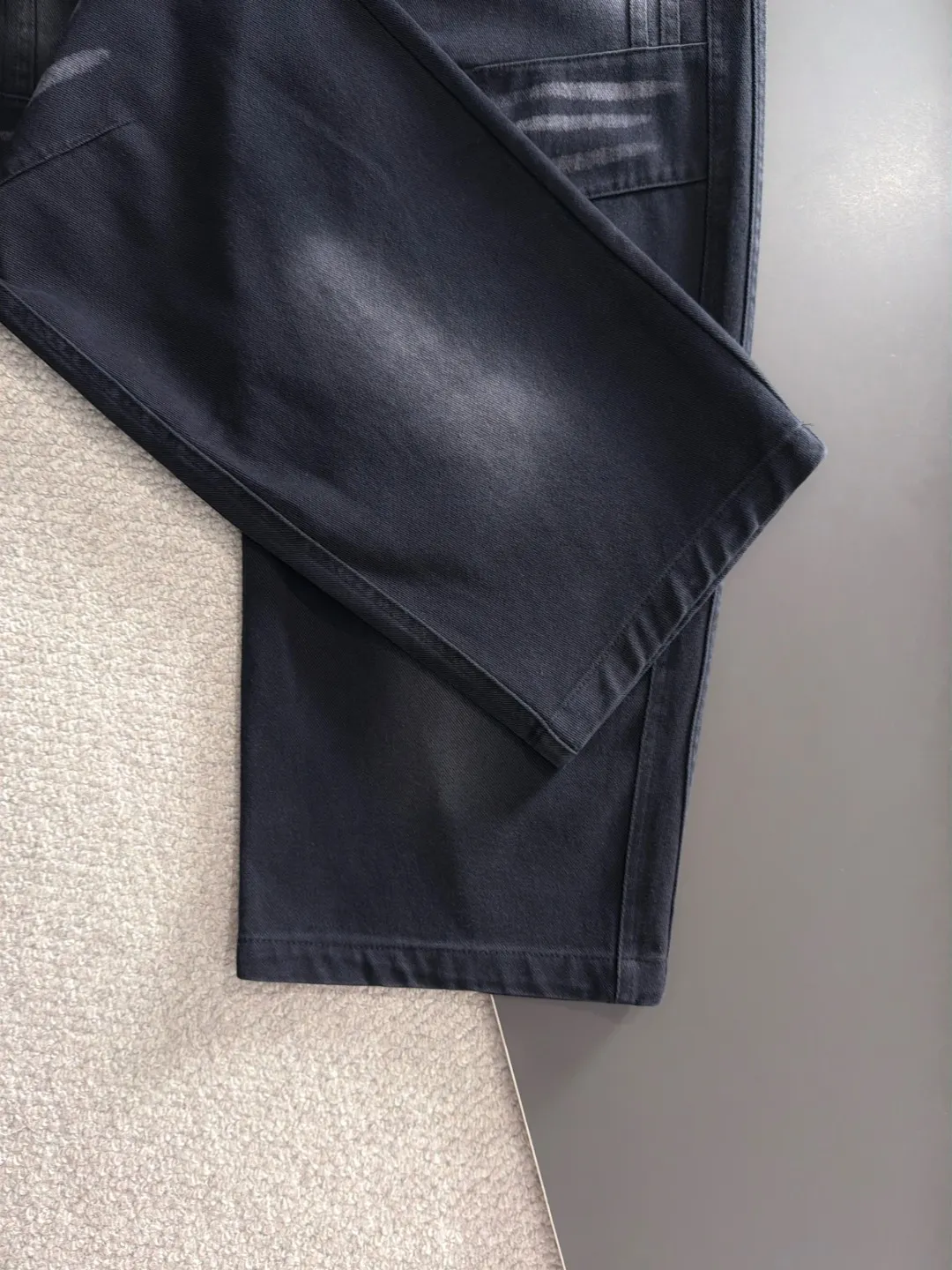 Next day shipment P195 Balenciaga High Quality 2026 Autumn and Winter New Arrival elastic band casual pants, counter-customized fabrics, Breathable, high comfort, impeccable details, brand element design concept, reflecting high quality. It feels delicate and soft! It presents a casual cut and the upper body shape is great! Sizes:S-3XL